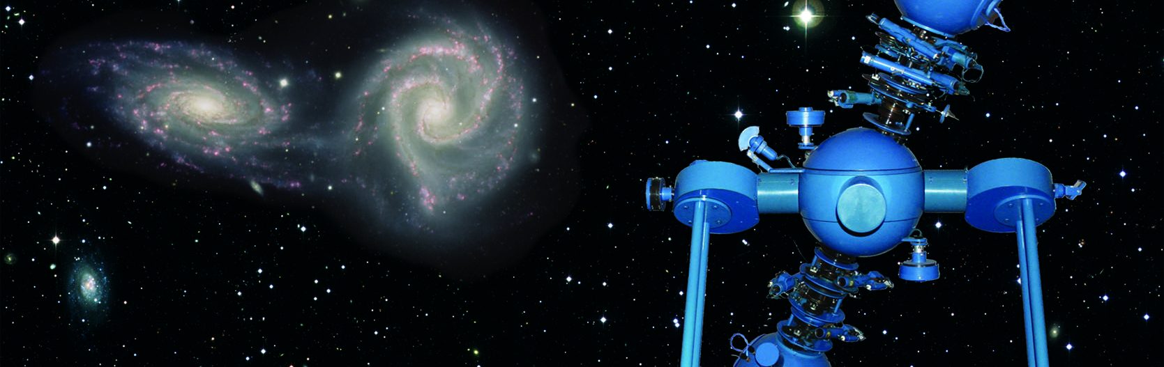Auf diesem Bild sieht man ein blau-gefärbtes Planetarium vor einem Galaxie-Hintergrund.